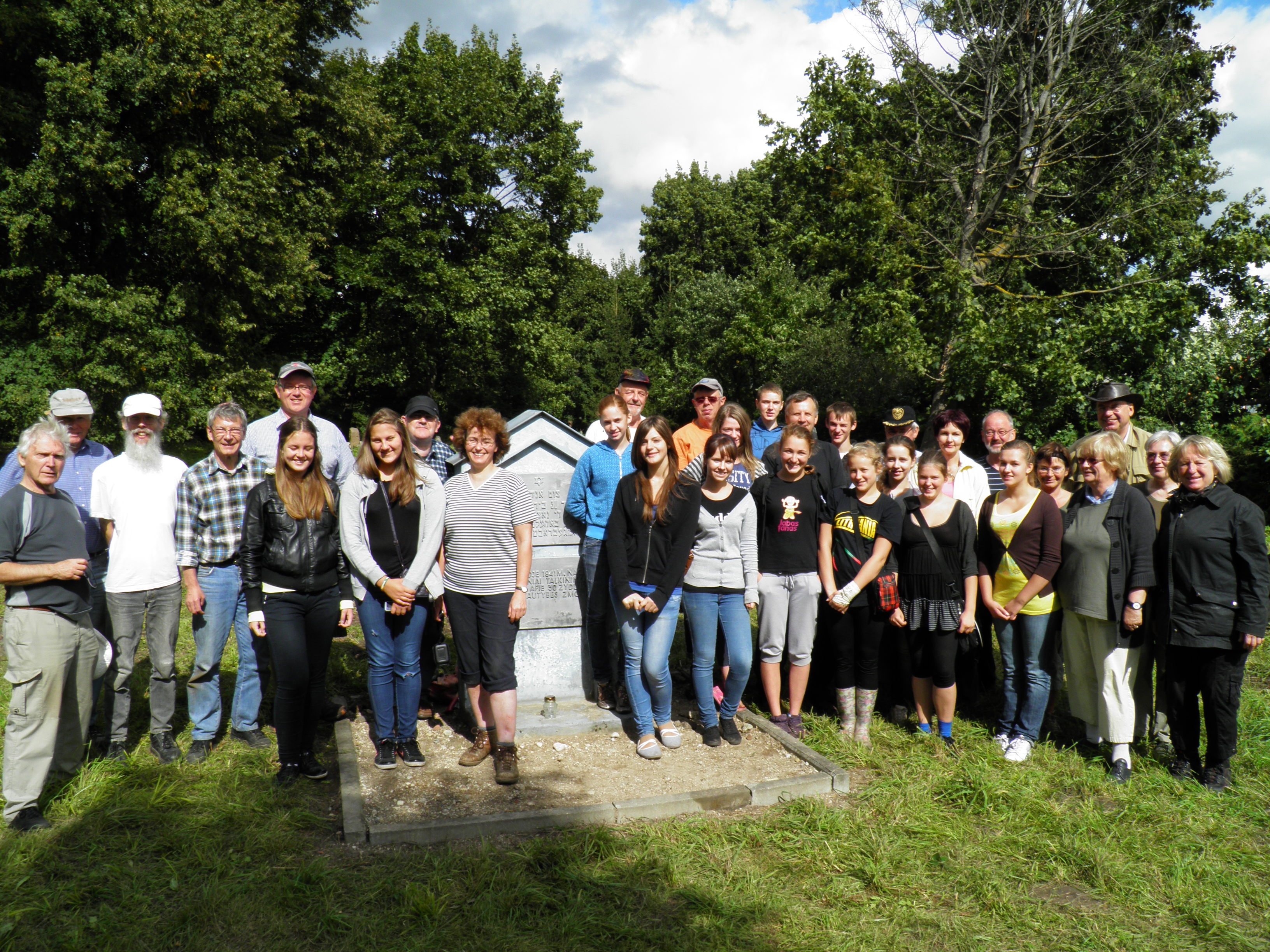 Gruppenbild der litauischen und deutschen Projektmitglieder auf dem jüdischen Friedhof in Birzai
